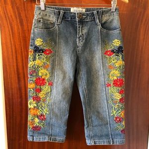 Blue Identity embroidered floral jean Capri